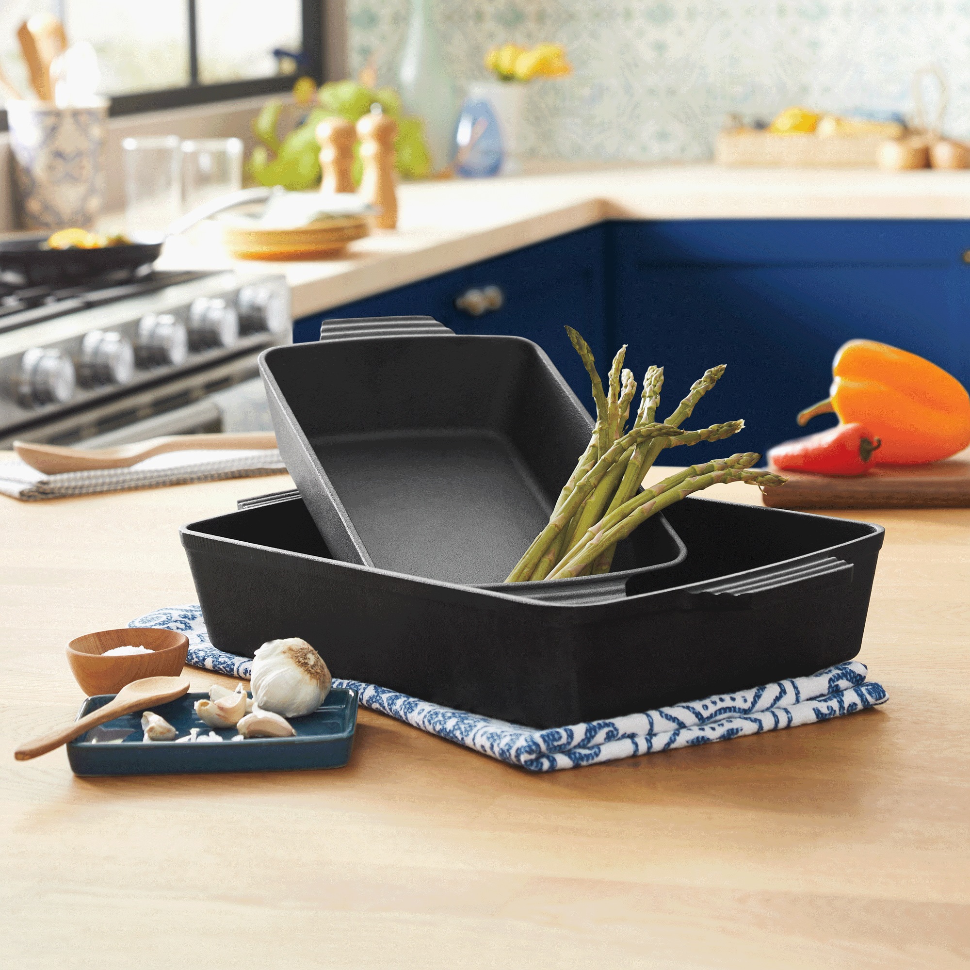 Set of 2 Pre-Seasoned Cast Iron Roasting Pans 1 Set of 2 Pre-Seasoned Cast Iron Roasting Pans
