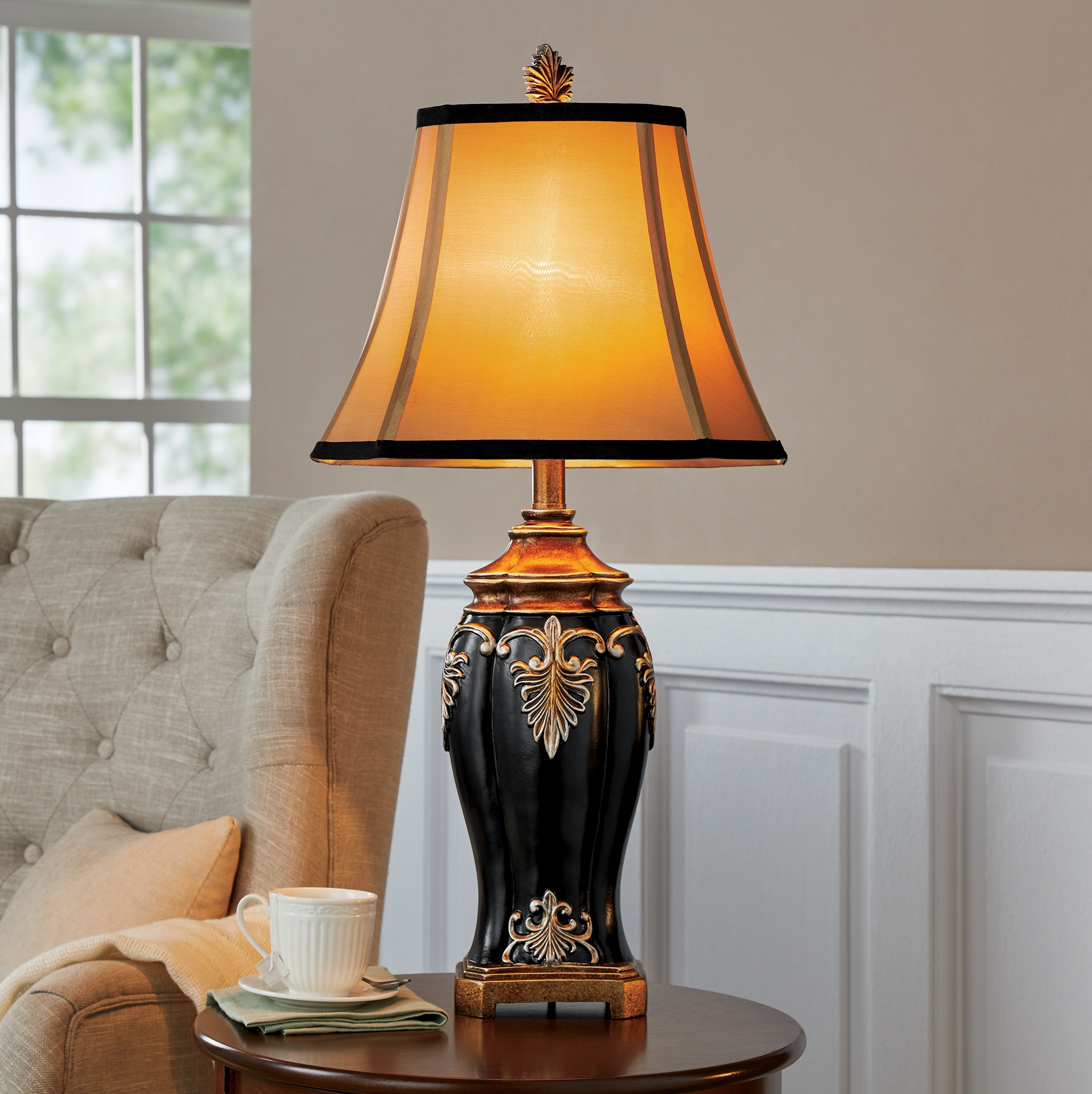 Dramatic Detail Lamp