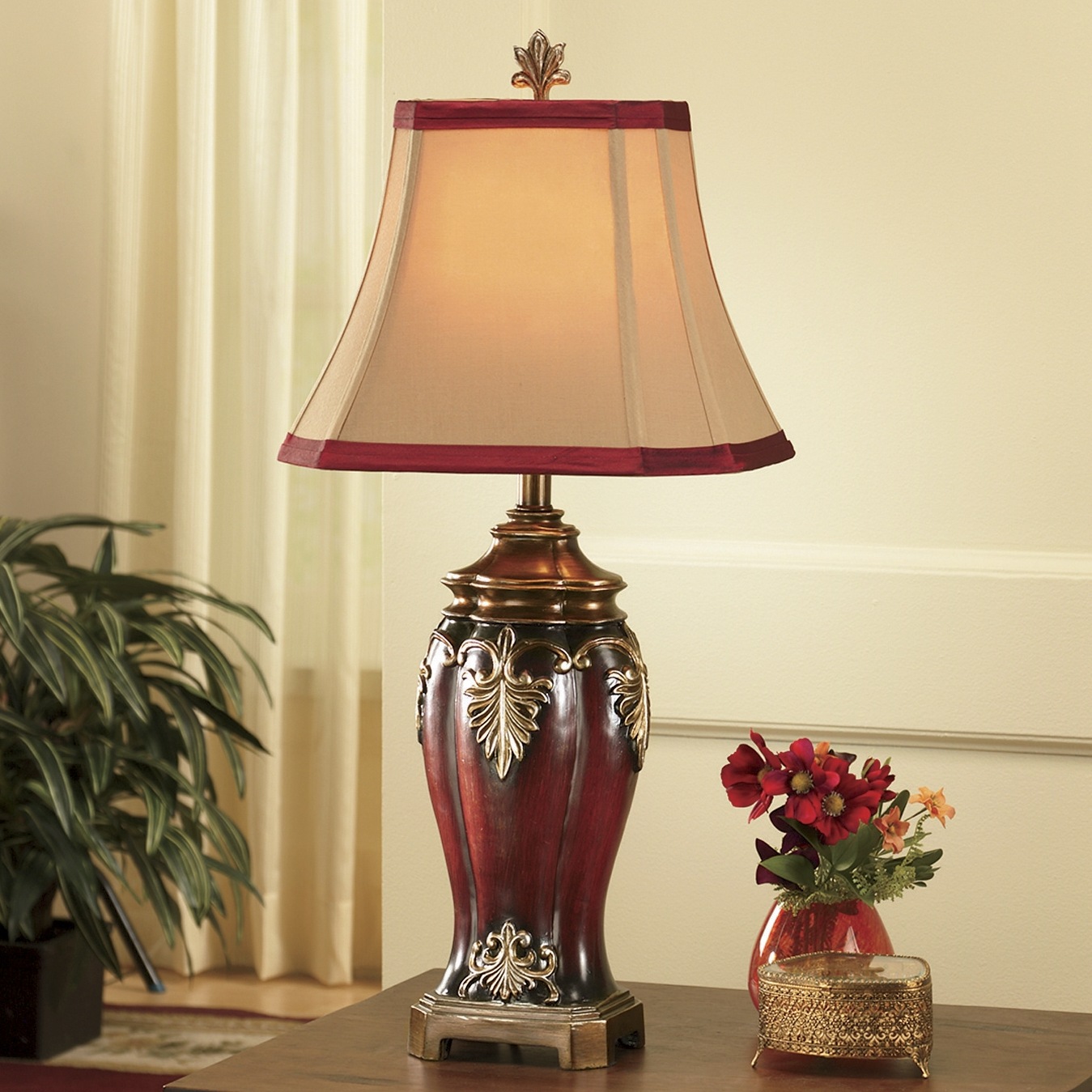 Dramatic Detail Lamp